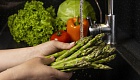 No Dia Mundial da Segurança dos Alimentos nutricionista ensina a higienizar corretamente frutas e verduras, além de dar outras dicas - Freepik