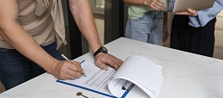 Assinatura de contrato e vistoria são pontos fundamentais na hora de se alugar um imóvel - Freepik