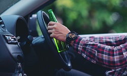 A Lei Seca completa 16 anos e ao longo desse tempo já autuou mais de milhão de condutores que dirigiam sob influência de álcool - Freepik