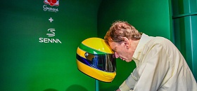 Reginaldo Leme, comentarista da Fórmula 1, se emociona ao ouvir voz de Ayrton Senna com capacete de condução óssea — Foto: Divulgação/Guaraná Antarctica/Will Dias