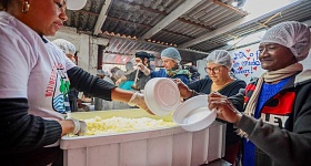 Cestas adquiridas pelo MDS abastecem a Cozinha Solidária da Azenha, em Porto Alegre, que serve refeições para população atingida - Foto: Roberta Aline/ MDS