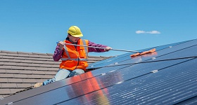 Você sabia que existe assistência para limpeza de placas solares? - Divulgação