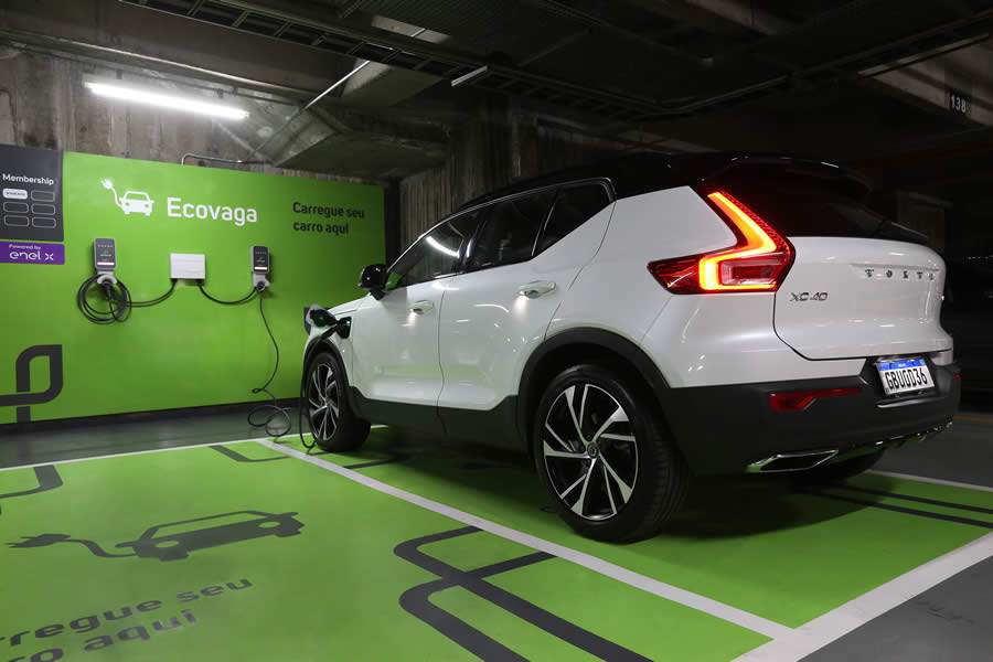 Em parceria com a EnelX, Volvo Car Brasil terá 250 eletropostos em estacionamentos da Estapar