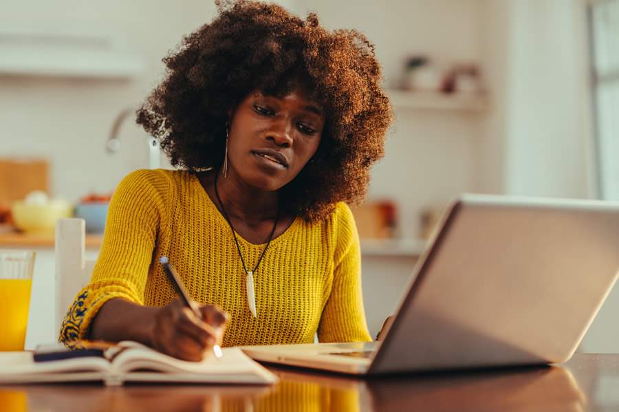 Sem ensino médio completo, cursos on-line e profissionalizantes aumentam as chances de quem busca recolocação profissional