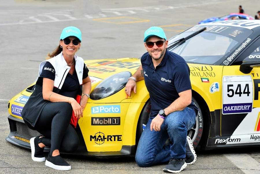 Da esquerda para a direita: Regina Franzé, Diretora de Marketing e Eventos da Porsche Cup e Luiz Arruda, VP Comercial e Marketing da Porto. - Crédito: Divulgação Porto