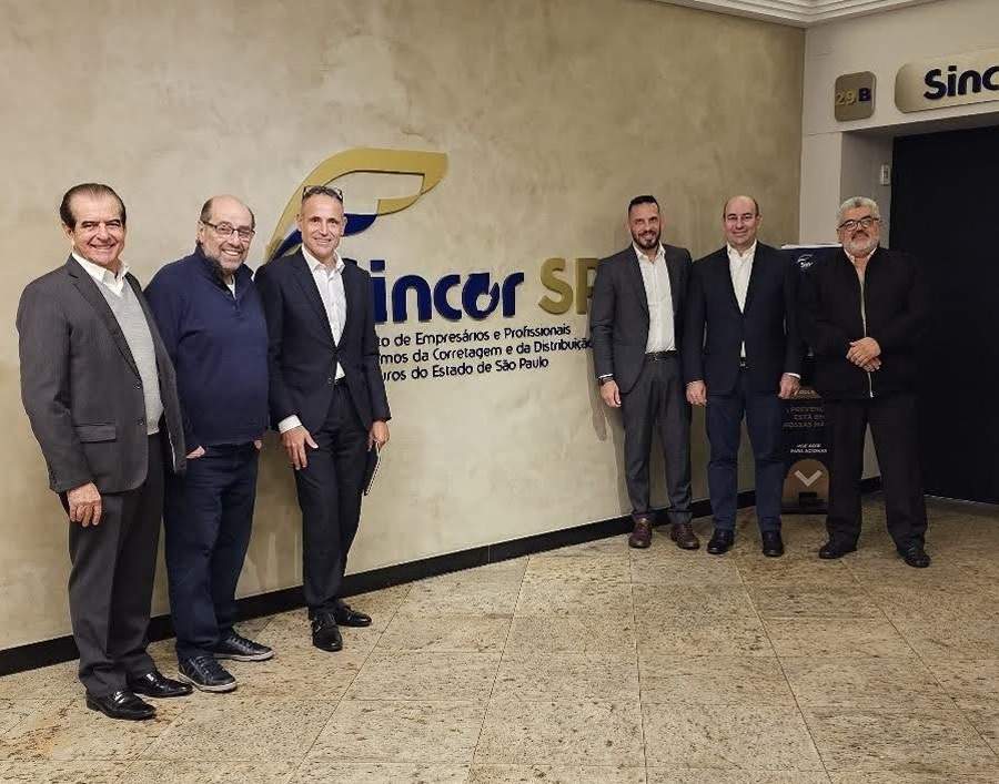 Da esquerda para direita, Braz Romildo Fernandes, vice-presidente do Sincor-SP, Boris Ber, presidente do Sincor-SP, Oscar Celada, CEO de Negócios, Raphael Bauer, Diretor Comercial Canal Corretor, Jonson Marques, Diretor Territorial São Paulo e Edson Lasse Fecher, 1º Tesoureiro do Sincor-SP