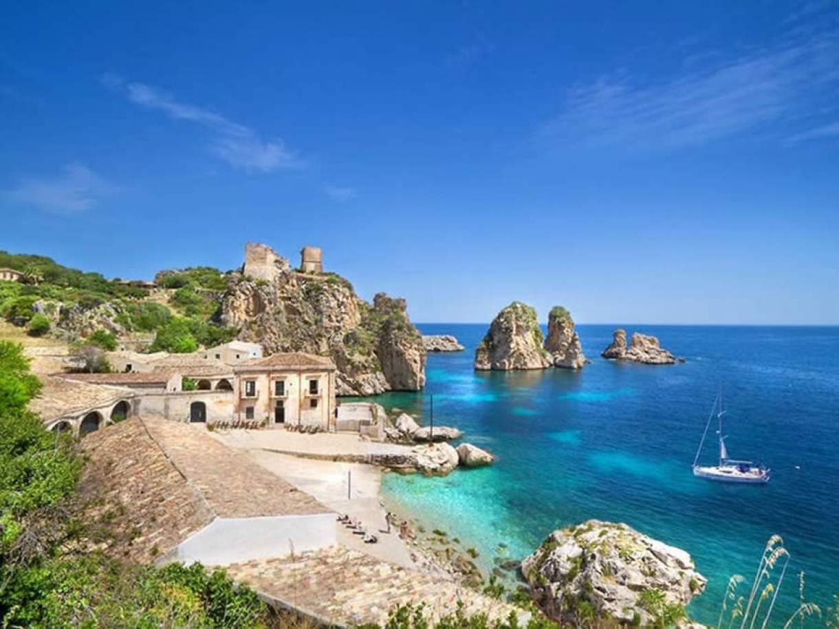 Pequena Cidade Na Costa Da Ilha De Elba, Em Itália. Número Elevado