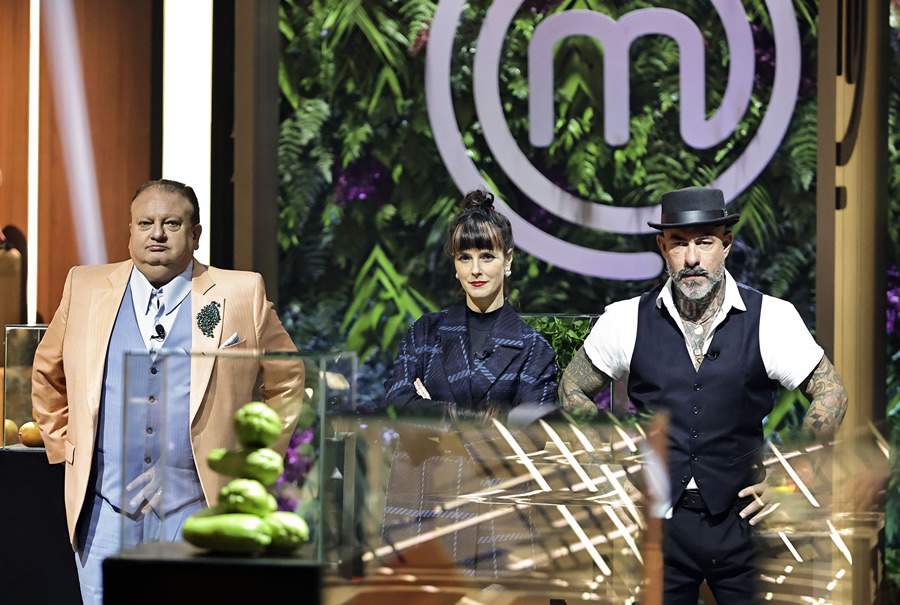 Erick Jacquin, Helena Rizzo e Henrique Fogaça recebem os participantes do MasterChef Profissionais 2023. Crédito: Melissa Haidar/Band