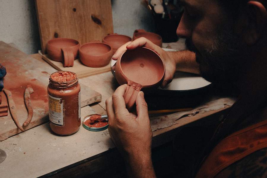 Em seu ateliê-casa, o ceramista Jef Castelani molda à mão, torneia e leva ao forno as suas criações de cerâmica, dando-lhes um caráter pessoal e zeloso com cada peça | Cerâmica Castelani | Foto: Fernando Alexandrino