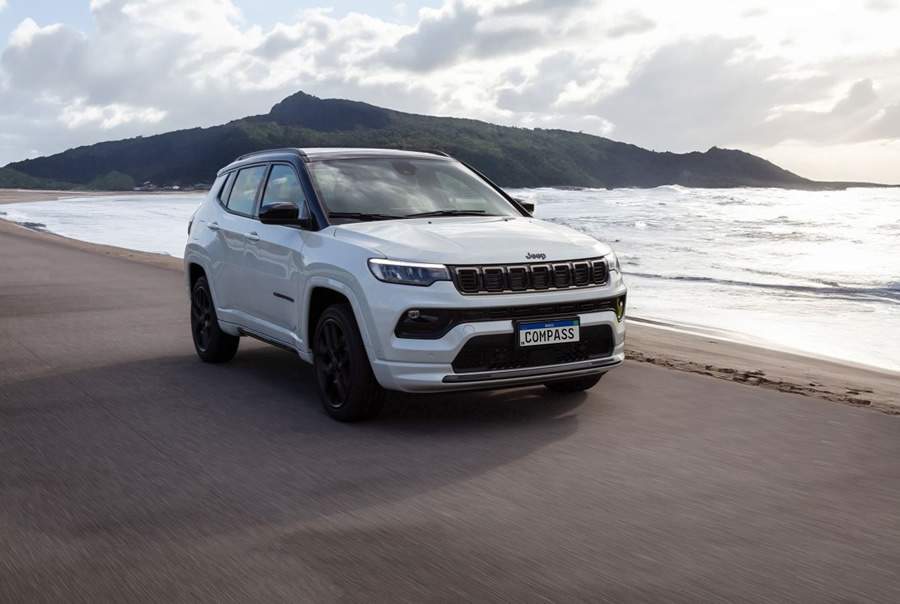 Jeep® Compass segue líder entre os SUVs médios no acumulado de 2024 e o Renegade se destaca nos últimos meses