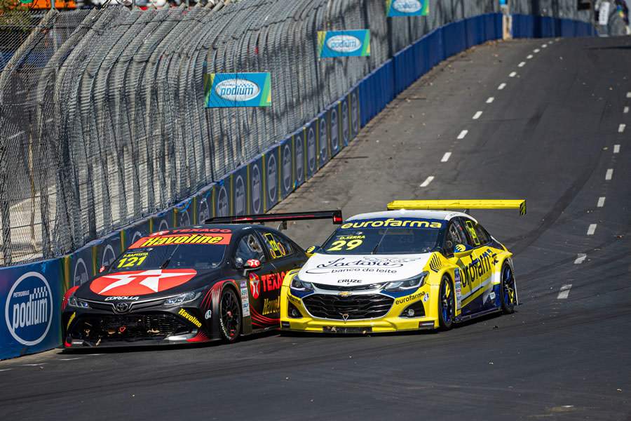 Ousadia: a ultrapassagem de Felipe em Daniel Serra em Belo Horizonte (Magnus Torquato/Stock Car)