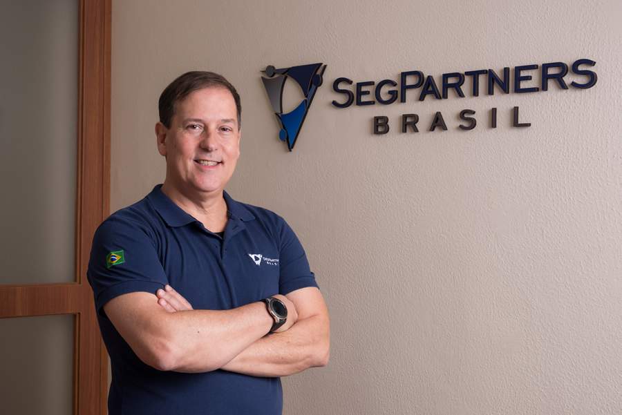 Fotos: Paulo Rogério dos Santos, CEO da SegPartners Brasil, logo comemorativo 10 anos