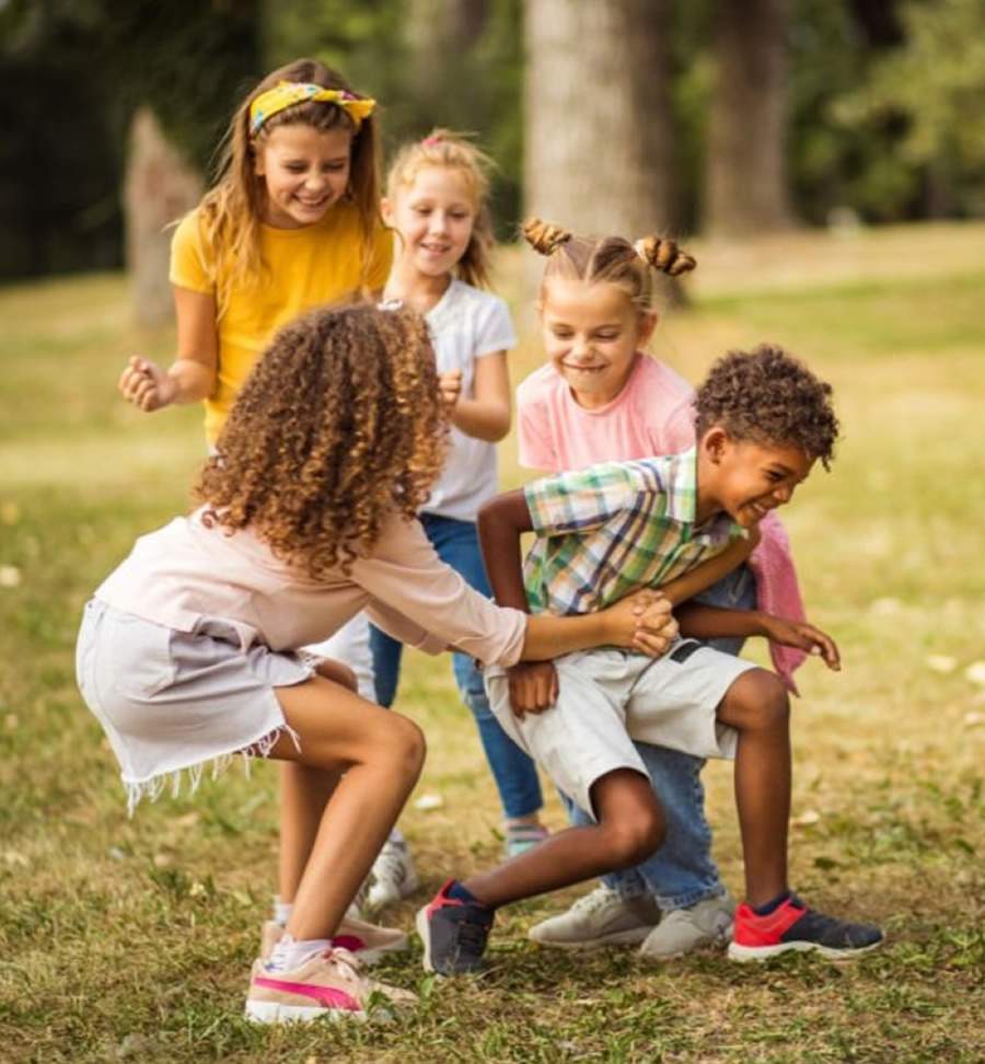 A interação com outros jovens no parquinho contribui para formar pessoas mais afetivase abertas para o convívio em sociedade - iStock