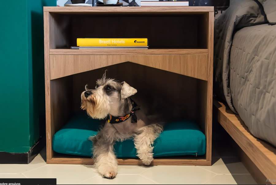 Arquitetura pet-friendly em destaque: o móvel de cabeceira que une estilo e conforto, proporcionando à Shakira, a cachorrinha da casa, a oportunidade de dormir ao lado de seu protetor. As dimensões consideraram o bem-estar dela que homenageia uma das cantoras preferidas do morador l Projeto: Pati Cillo l Foto: Emerson Rodrigues