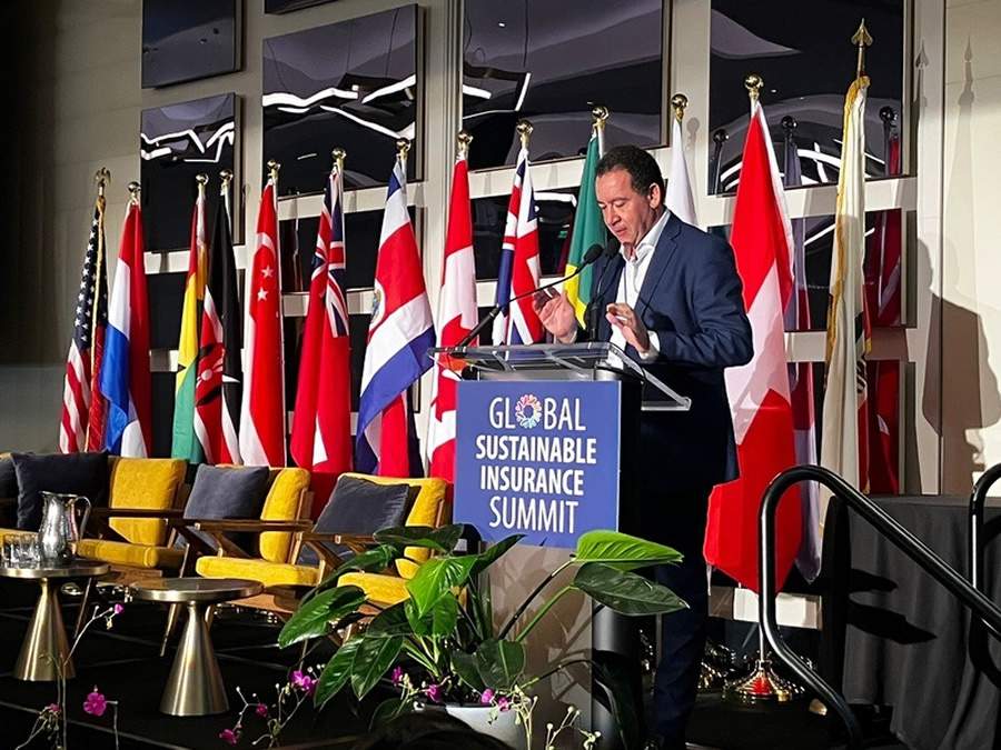 Em Los Angeles, Dyogo Oliveira, presidente da CNseg, faz seu discurso na 1ª Cúpula de Seguros. Crédito: divulgação CNseg