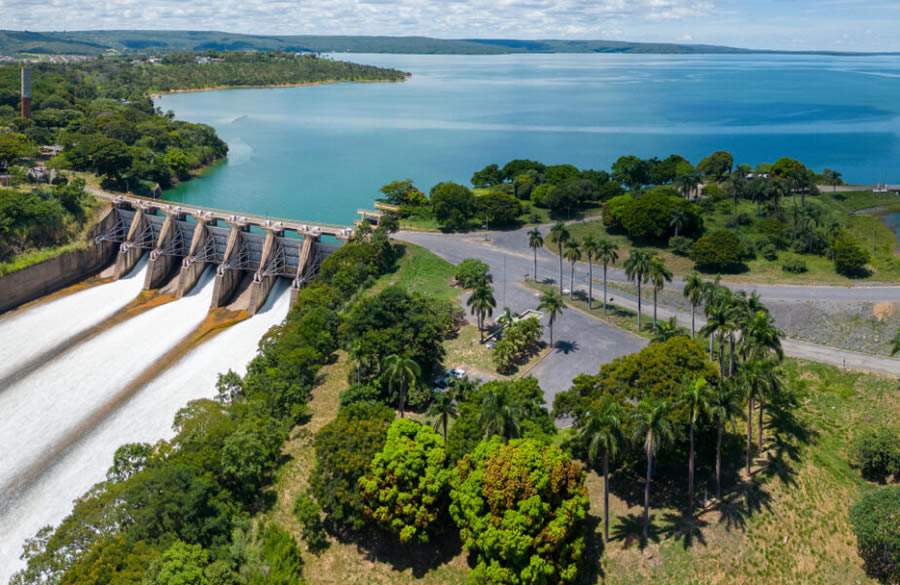 Enquanto a PCH Cajuru tem um reservatório fio d´&#039;agua, a usina de Três Maria possui um dos maiores lagos do Parque gerador da Cemig. - Crédito da foto (UHE Três Marias): Glenio Campregher/Cemig Divulgação