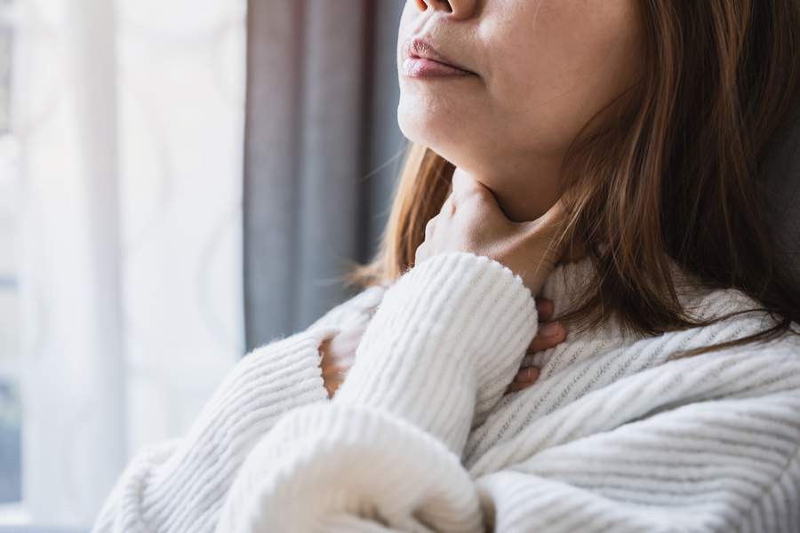 Número de atendimentos a pacientes com dor de garganta aumenta com a chegada do frio Créditos: Envato