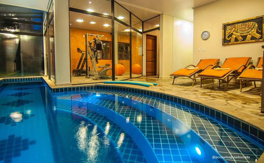 Piscina coberta aquecida e fitness Pousada Águia Dourada (Divulgação)