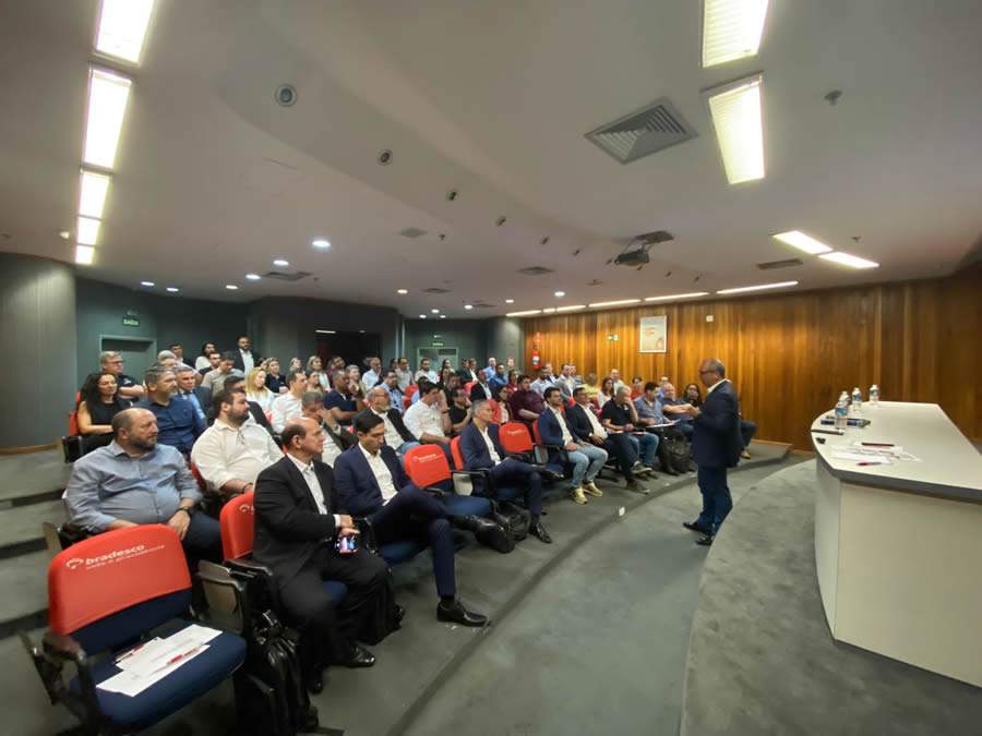 José Pires, diretor comercial da Bradesco Vida e Previdência, durante encontro com corretores em Campinas