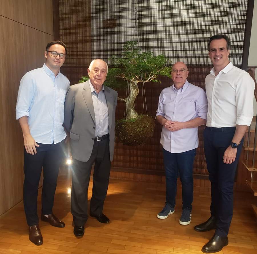  Bruno Regis (Chief Operations Officer do Parque Brasil) , Nilton Molina (presidente do Conselho de Administração do Grupo MAG) e Helder Molina (CEO do Grupo MAG); Hugo Tanure (CEO do Parque Brasil).