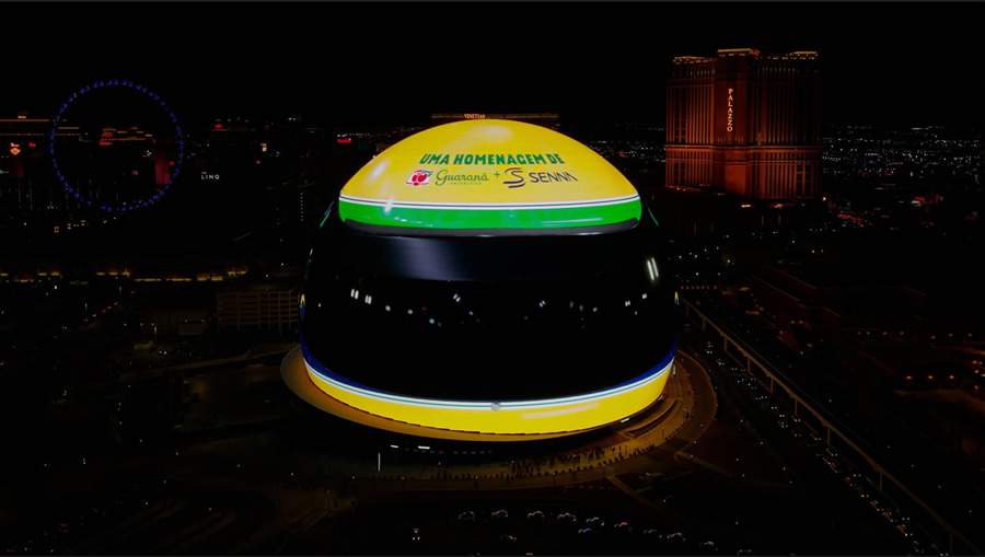 Ayrton Senna é homenageado por Guaraná Antarctica e marca Senna com o maior capacete do mundo já feito para ele