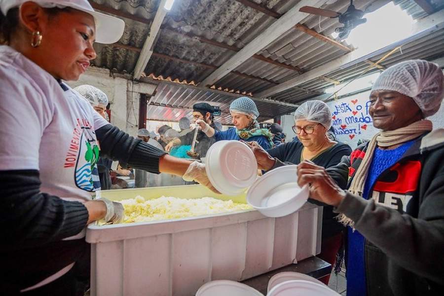 Cestas adquiridas pelo MDS abastecem a Cozinha Solidária da Azenha, em Porto Alegre, que serve refeições para população atingida - Foto: Roberta Aline/ MDS