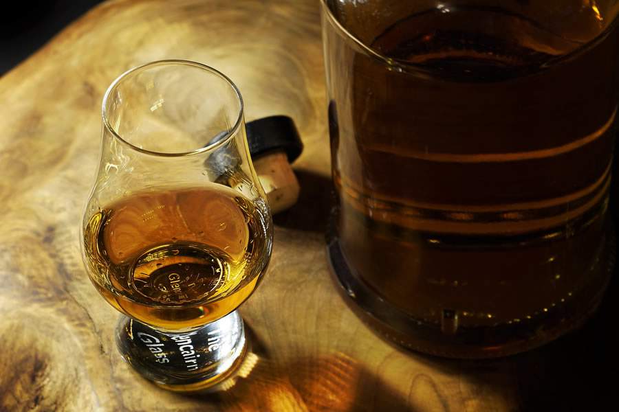 Dia mundial do whisky: através de produção terceirizada e cursos online, brasileiros querem provar que destilado nacional também tem qualidade