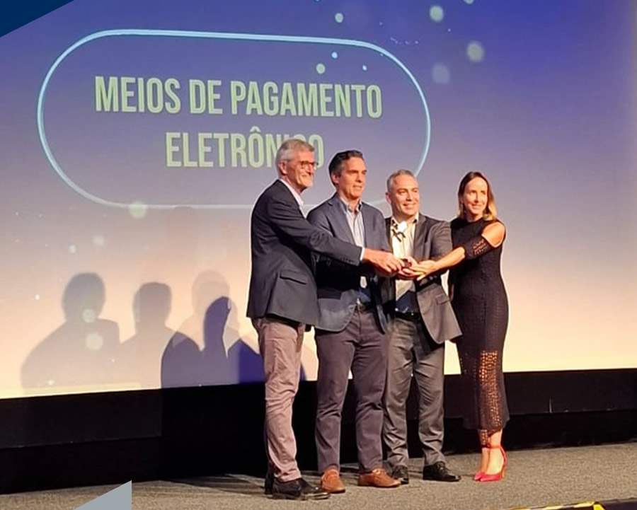 CEO e diretor comercial da Roadcard, Felipe Dick e Everton Kaghofer (ao centro), recebem o Prêmio NTC (Divulgação)