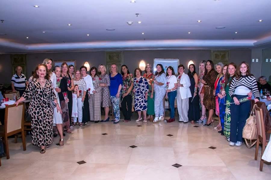 As mães receberam homenagem, bombons, flores e muito carinho dos membros do Clube da Bolinha-RJ - Foto: Dalvino Santino