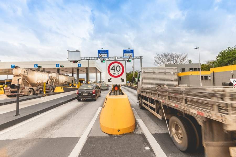  Caminhão em faixa de cobrança automática. | FOTO: divulgação ARTESP / Concessionária AB Colinas