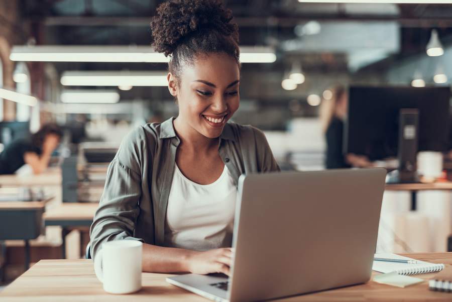 ONG internacional seleciona jovens mulheres para bolsas de estudo de até U$5 mil