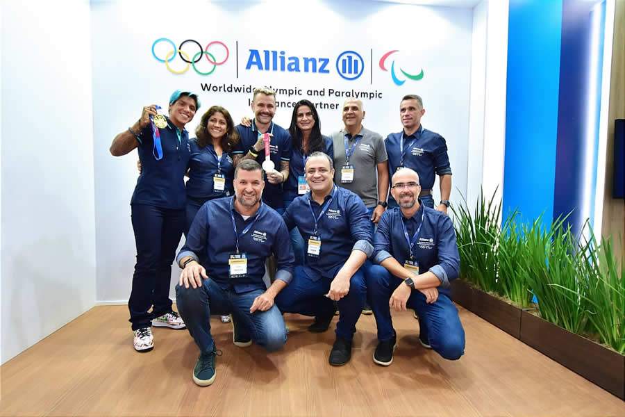 Ana Marcela Cunha e Vinicius Rodrigues com diretores regionais da Allianz Seguros