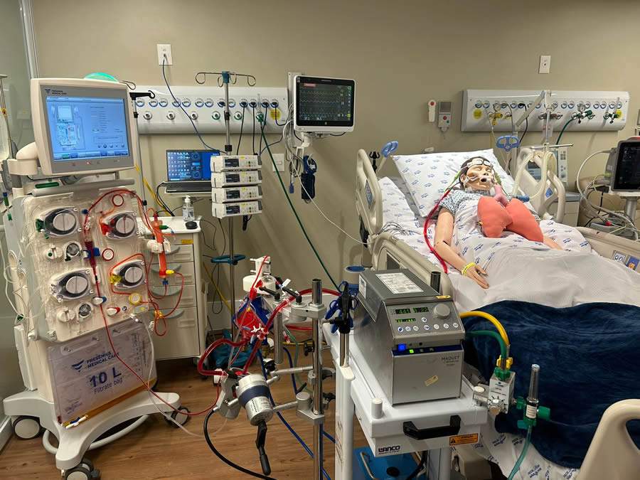  Simulação de atendimento na UTI de ultra complexidade, com uso de ECMO e outros equipamentos. Foto Divulgação.