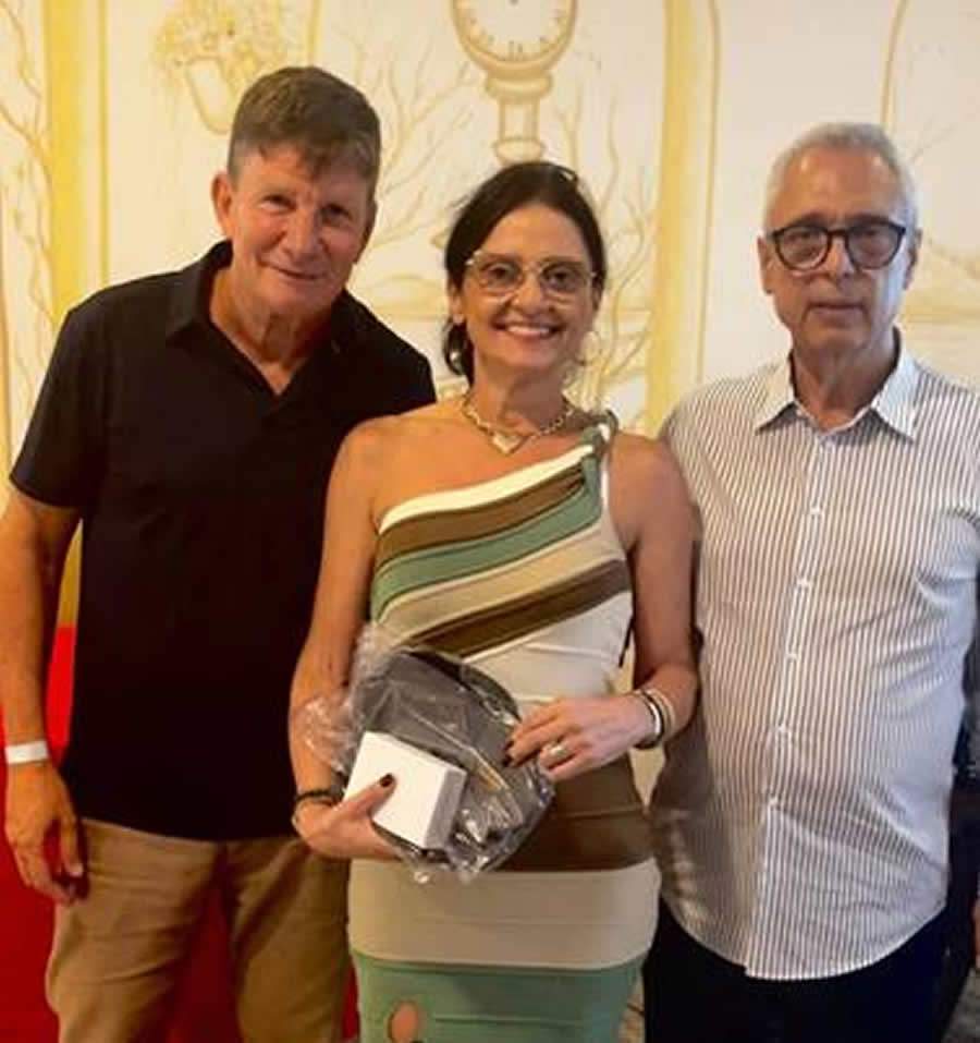 Da esquerda para a direita: Jayme Torres, diretor da AECOR-RJ; a corretora de seguros Patricia Pontes; Roberto Cabral, diretor da AECOR-RJ – Foto: Divulgação