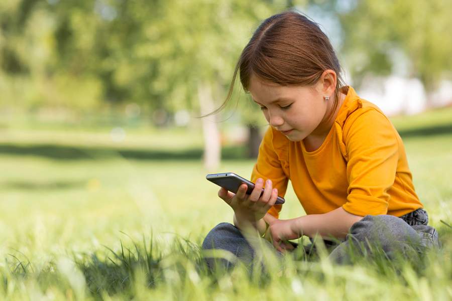 Criança deixa de brincar ao ar livre para ficar no celular - Foto ilustrativa/Freepik