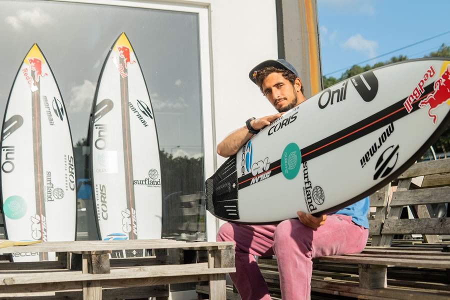 CORIS anuncia o surfista Lucas Chumbo embaixador da marca - crédito Yunes Khader