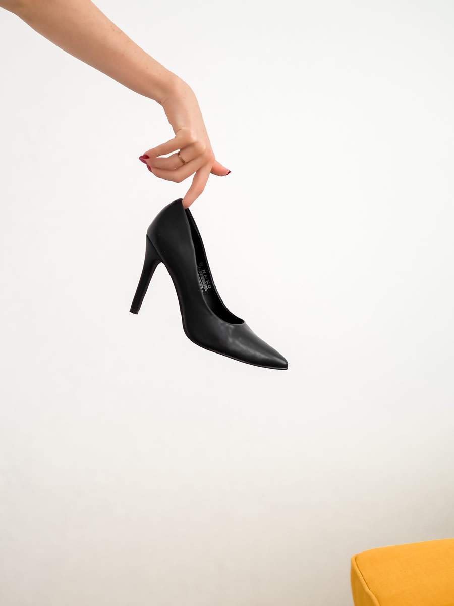 Nas alturas ou de pés no chão: qual é o melhor tipo de sapato para a saúde da sua coluna?