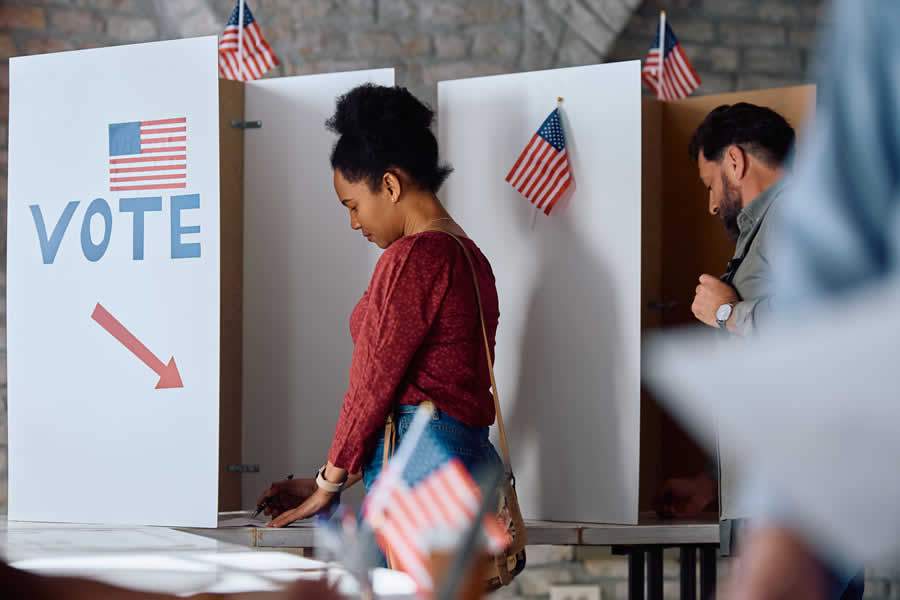 cabines de votação, pessoas votando, bandeiras EUA