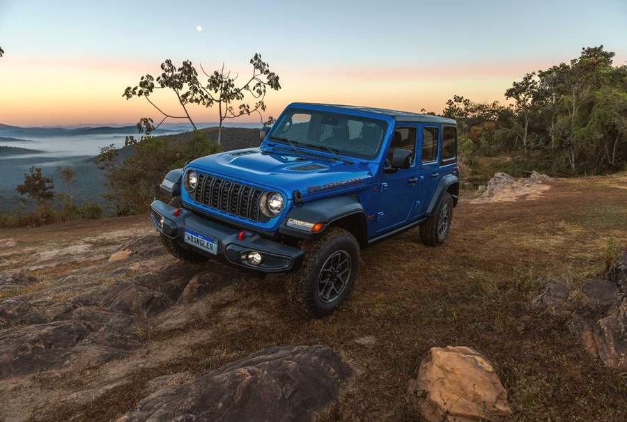 Novos Jeep® Wrangler e Gladiator desembarcam no Brasil em suas versões mais extremas