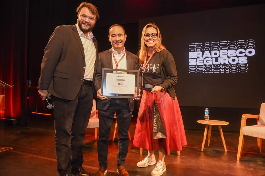 Guilherme Haraguchi, Superintendente Executivo de Inovação do Grupo Bradesco Seguros recebe o prêmio durante cerimônia