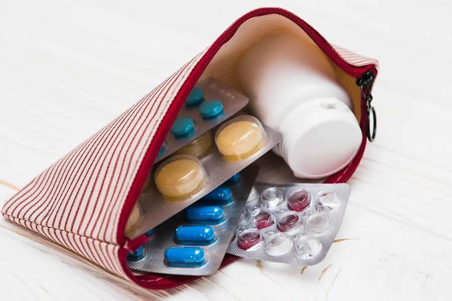 Temperatura e umidade, além de fatores como prescrição médica e embalagem, são determinantes para transportar medicamentos em viagens - Créditos: Freepik