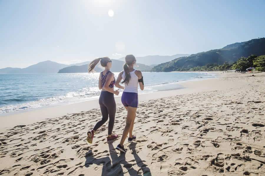 Praia: Atividade física é bem-vinda, mas requer atenção para evitar lesões