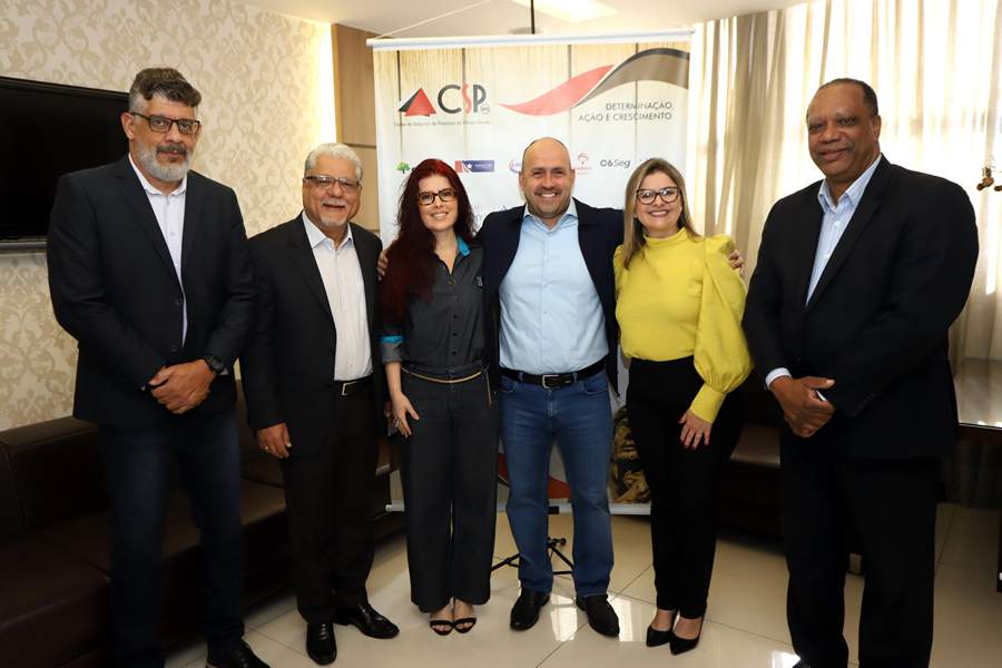 Maurício Tadeu Morais (diretor do CSP-MG), João Paulo Moreira de Mello (presidente do CSP-MG), Viviane Andreazzi, (coordenadora Comercial MG/Sul do Seguro PASI), Gustavo Bentes (presidente do Sincor-MG), Diana Araujo (superintendente técnica de Vida da Sompo Seguros) e Edilon Mesquita (diretor do CSP-MG) - Fotos: Arnaldo Athayde