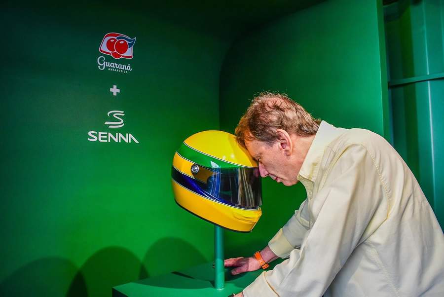 Reginaldo Leme, comentarista da Fórmula 1, se emociona ao ouvir voz de Ayrton Senna com capacete de condução óssea — Foto: Divulgação/Guaraná Antarctica/Will Dias