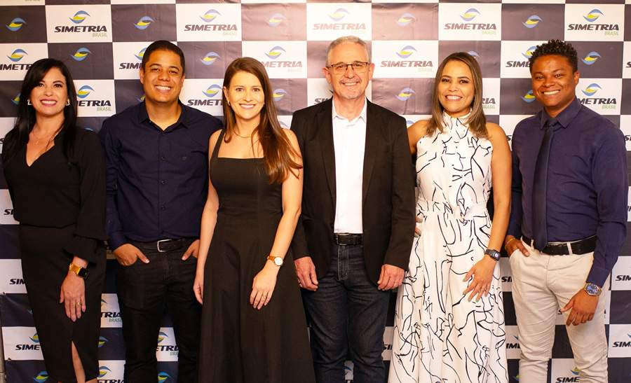 Karina Ribeiro, Weslley Correa, Júlia Costa, Alexandre Franco, Cristiane Afonso e Darjan Duarte: equipe comercial da Simetria Brasil durante evento de premiação