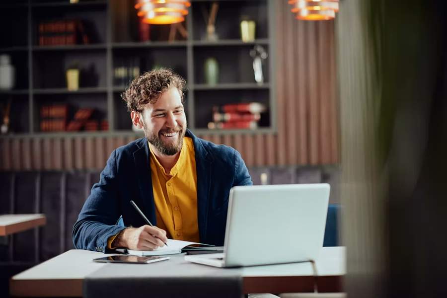 Como a conectividade remota capacita ambientes de trabalho em constante evolução