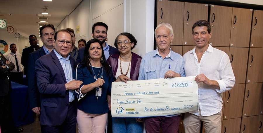 Representantes do projeto Som da Vila recebem cheque do programa Brasilcap Solidário