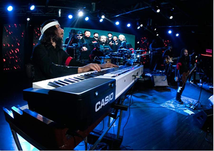 Imagem: João Paz, tecladista da banda Mato Seco, tocando o PX-5S da Casio. Fonte: Divulgação Casio