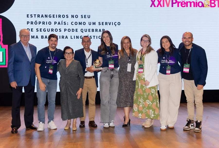 Alexsandro Souza Ramos, superintendente de Contact Center, Isabel Cristina Silvestre Martines, Gerente de Operações e Call Center e Francine Duarte Zanconato, Gerente de Formação e Qualidade de Operações receberam o prêmio no Memorial da América Latina, São Paulo