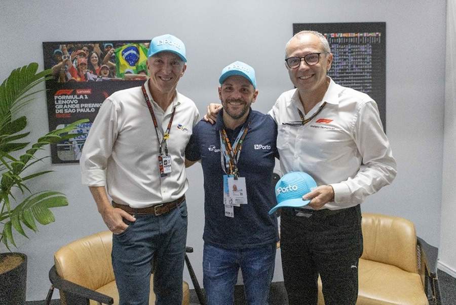 Da esquerda para a direita: Alan Adler, CEO do GP São Paulo, Luiz Arruda, VP Comercial e Marketing da Porto, e Stefano Domenicali, presidente e CEO da Fórmula 1.